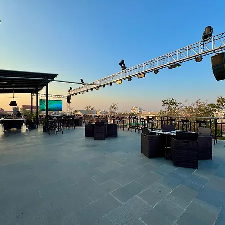 Nico\'S Hotel And Skybar